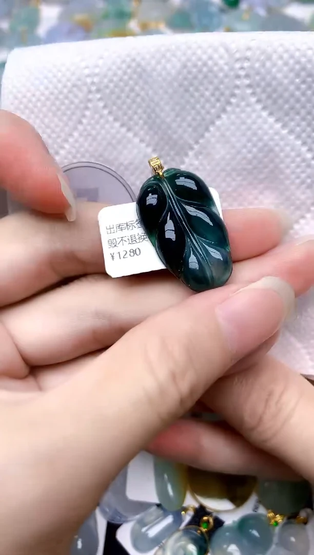 颈饰18K金镶嵌翡翠天然A货翡翠