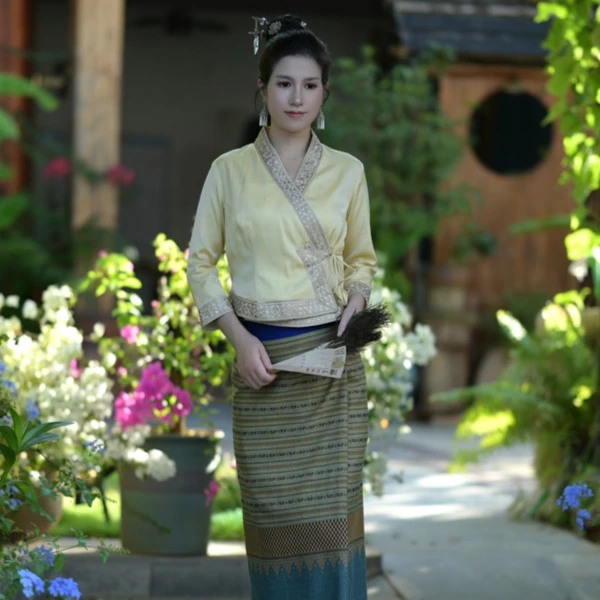 西双版纳傣族服装女新款传统复古修身泰国面料高端定制气质显瘦