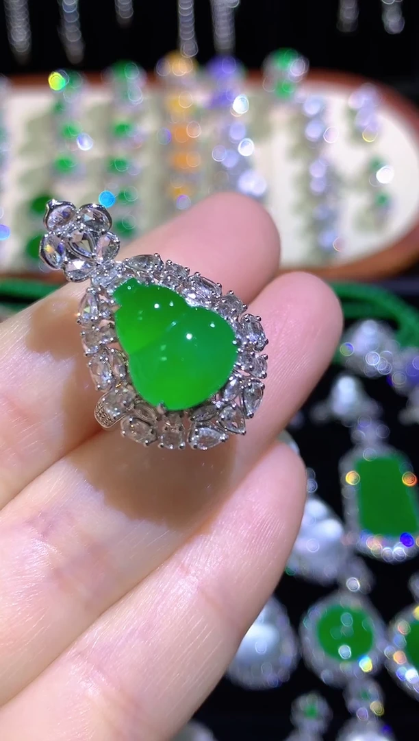 18K金镶嵌戒指翡翠高冰满绿阳绿葫芦吊坠戒指两用