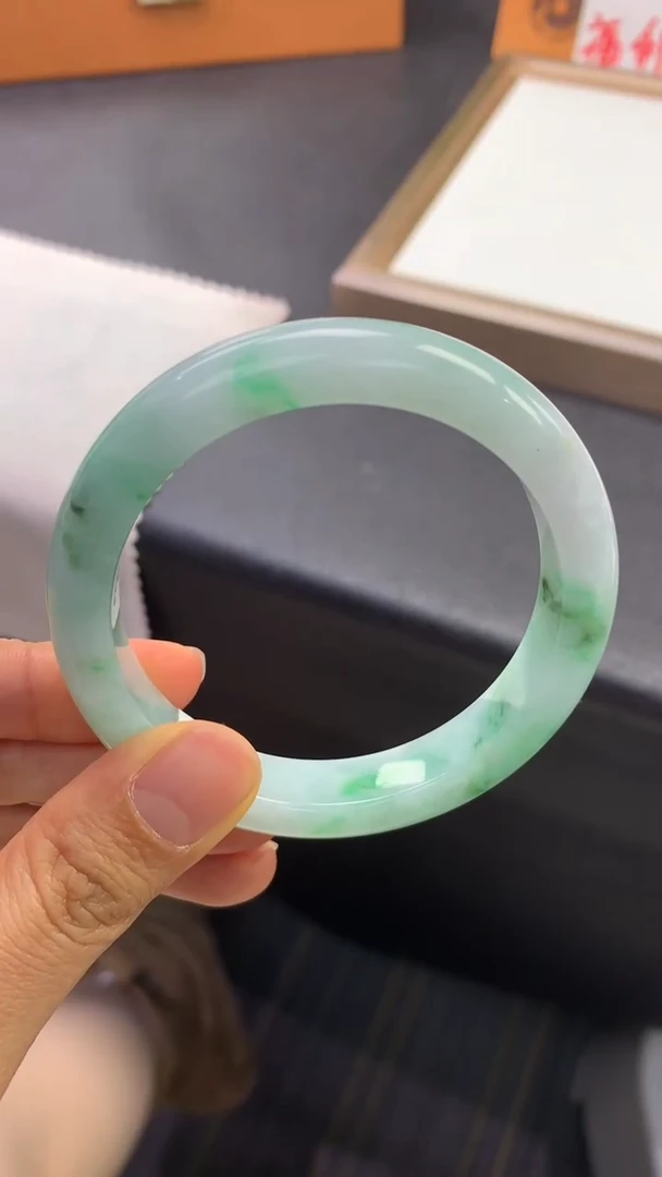未镶嵌手镯翡翠退货需手镯吊牌标签完好