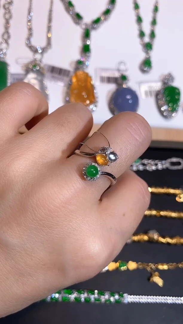 18K金镶嵌戒指翡翠戒指