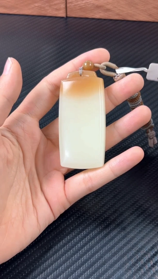 吊坠(赠链)未镶嵌和田玉且末微色差金山