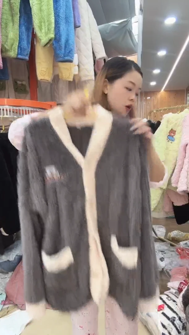 冬装灰色白边小熊