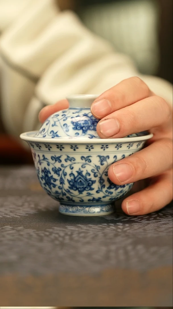 中式仿明青花缠枝莲压手盖碗