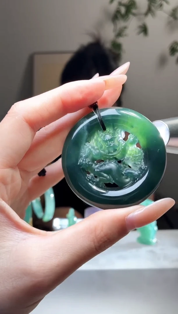 翡翠未镶嵌颈饰龙牌