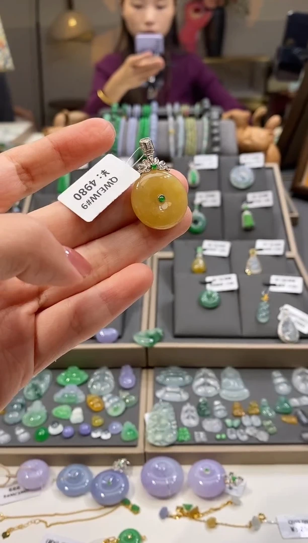 颈饰18K金镶嵌翡翠平安扣