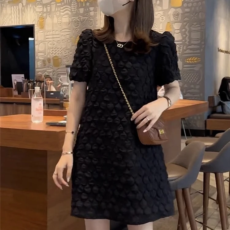 2023年夏季新款小个子褶皱连衣裙女短袖中长款赫本风泡泡袖小黑裙