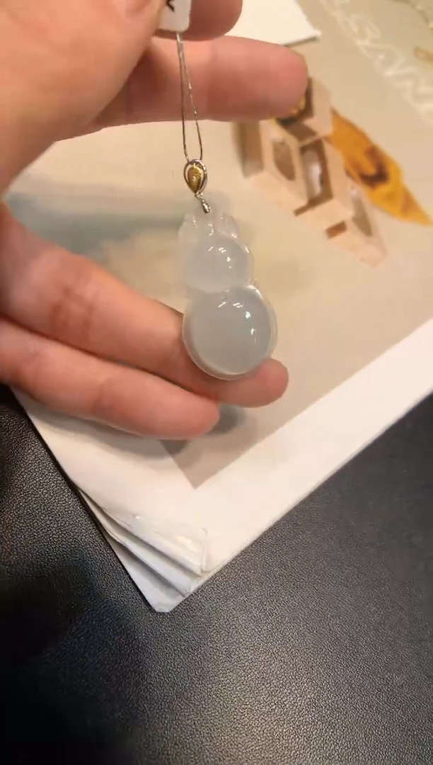 颈饰18K金镶嵌翡翠葫芦