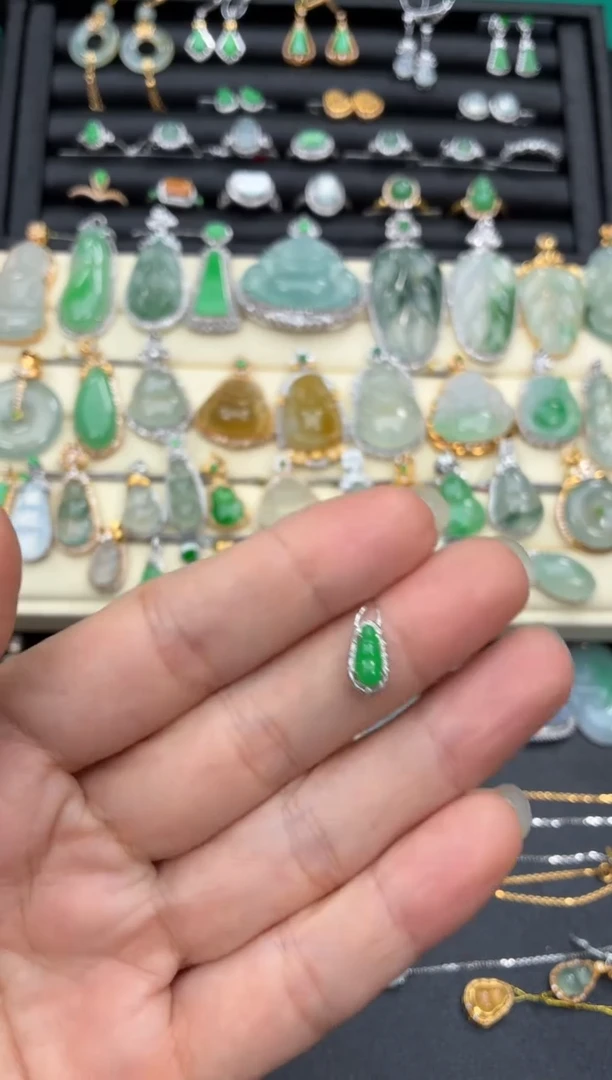 颈饰18K金镶嵌翡翠天然翡翠A货