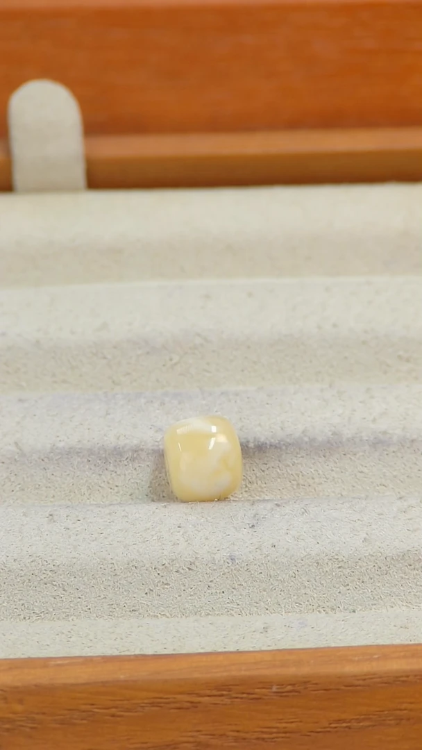 【闪购商品】蜜蜡裸石未镶嵌俄料微瑕0.378克