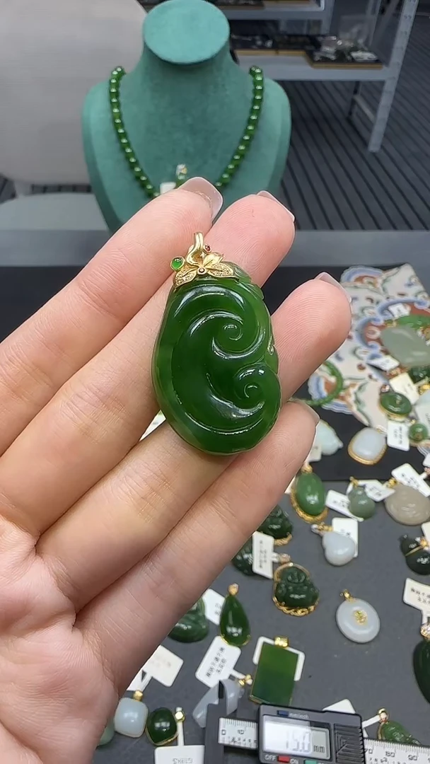 18K金镶嵌和田玉挂件1