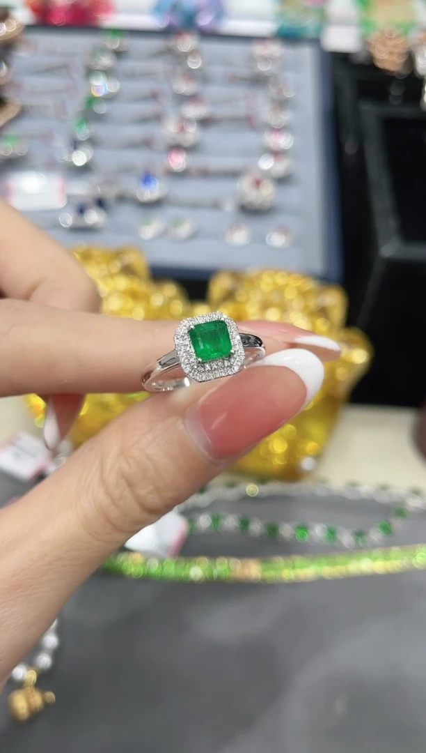 戒指18K金镶嵌祖母绿戒指