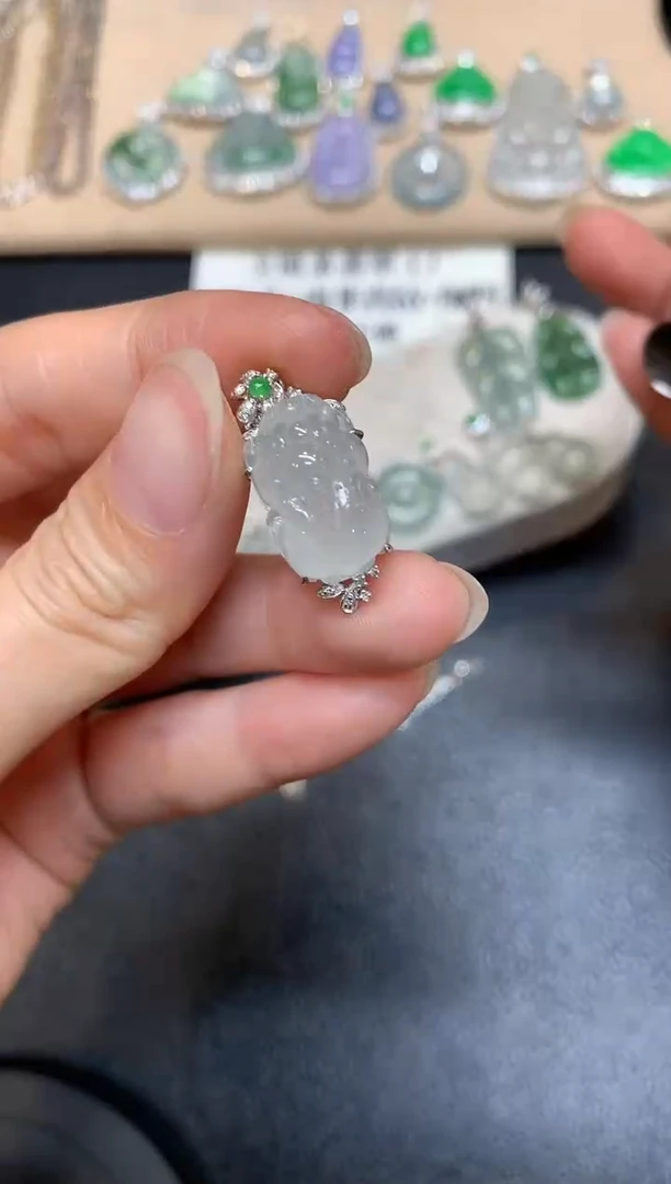 翡翠18K金镶嵌颈饰貔貅【无服务费】