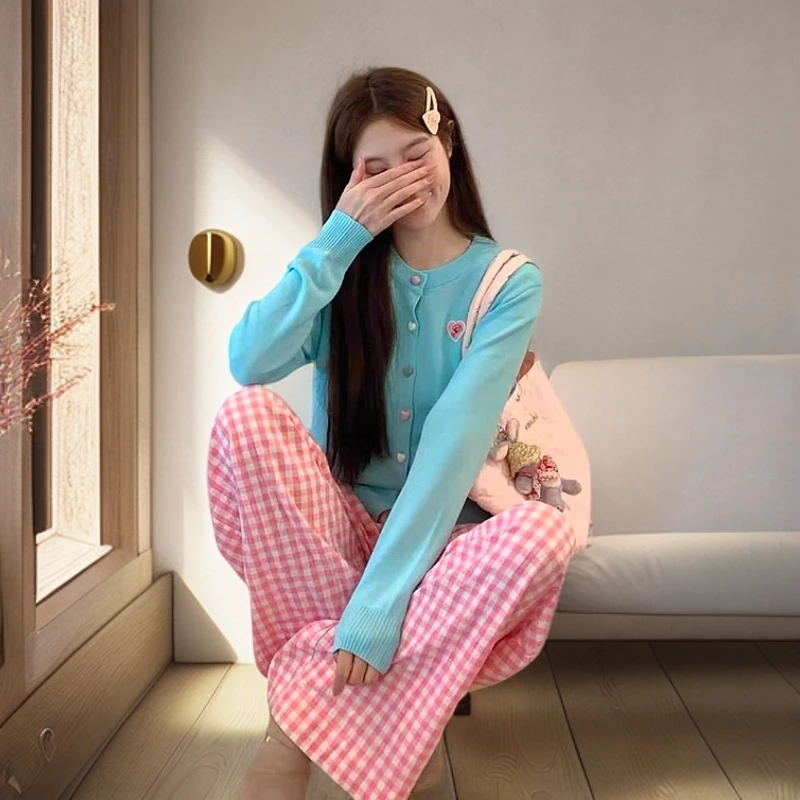 浅蓝暖春爱心扣圆领彩扣开衫慵懒风温柔设计感时尚气质百搭外套女