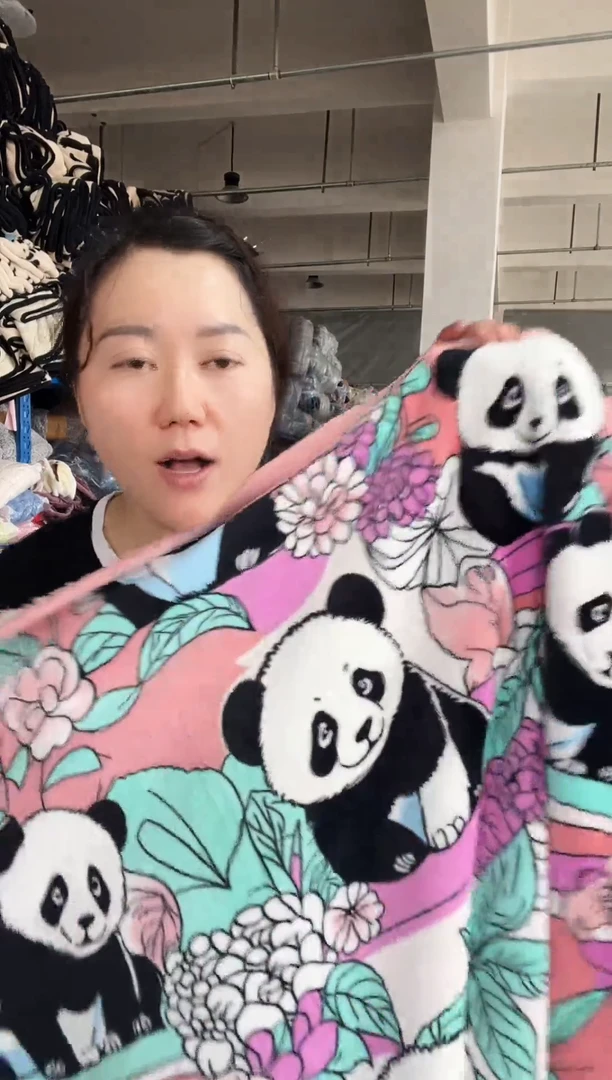 混纺主播手上展示的产品