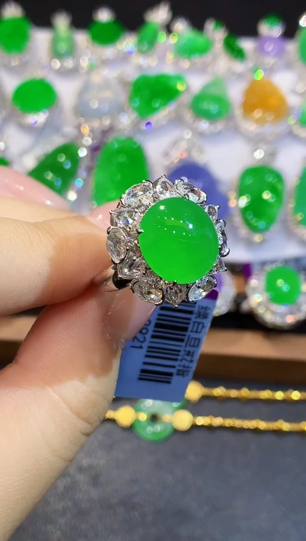 18K金镶嵌戒指翡翠多样性发其一