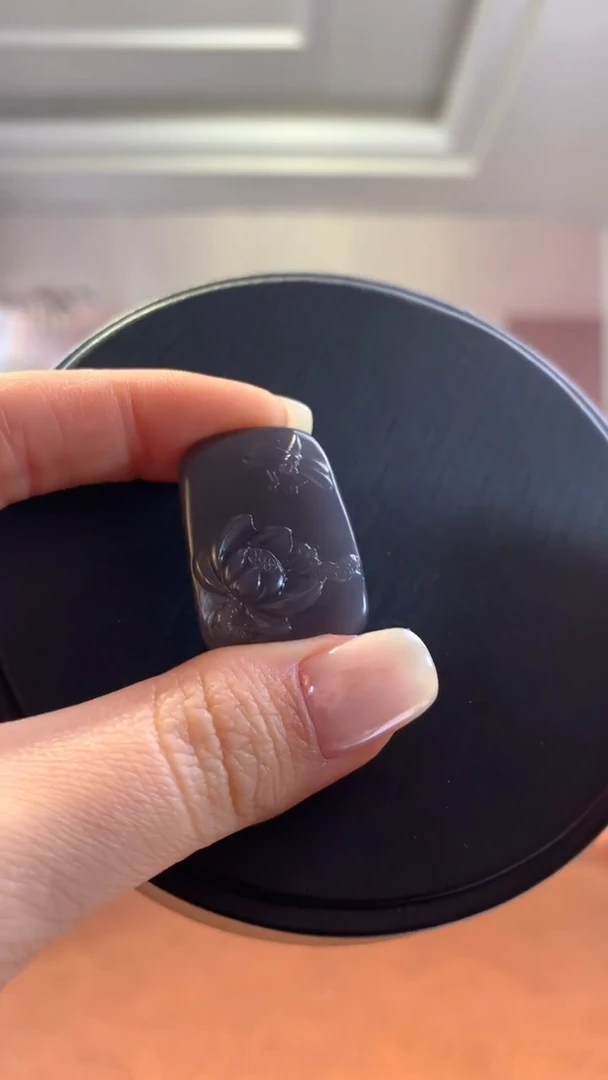 未镶嵌和田玉挂件烟紫荷花牌吊坠