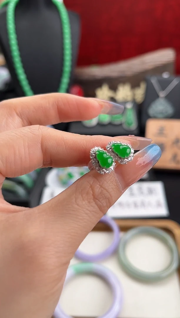 18K金镶嵌翡翠耳饰?**?耳饰