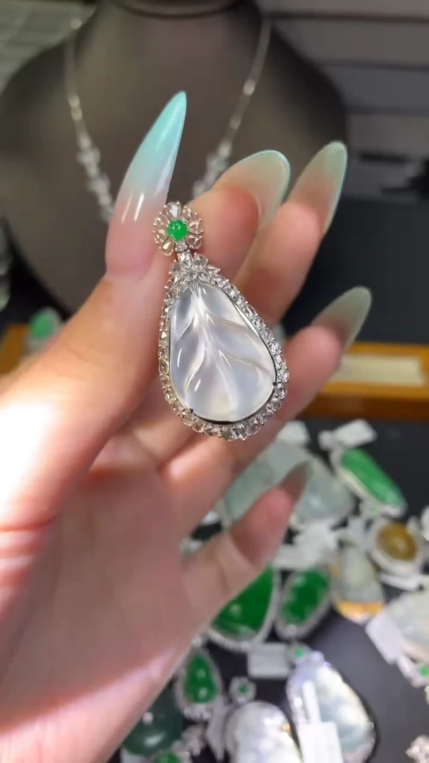 吊坠(不含链)18K金镶嵌翡翠吊坠