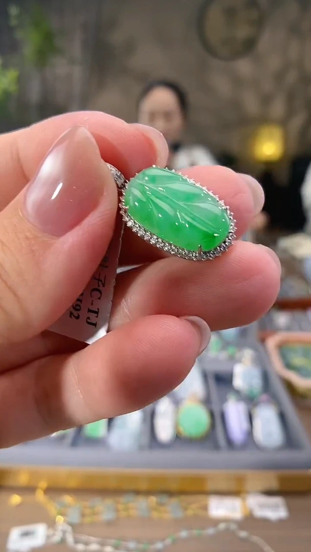 吊坠(不含链)18K金镶嵌翡翠叶子