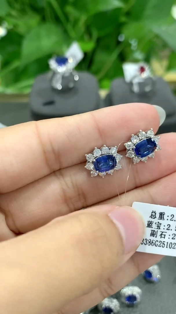 耳钉蓝宝石18K金镶嵌2.56克拉