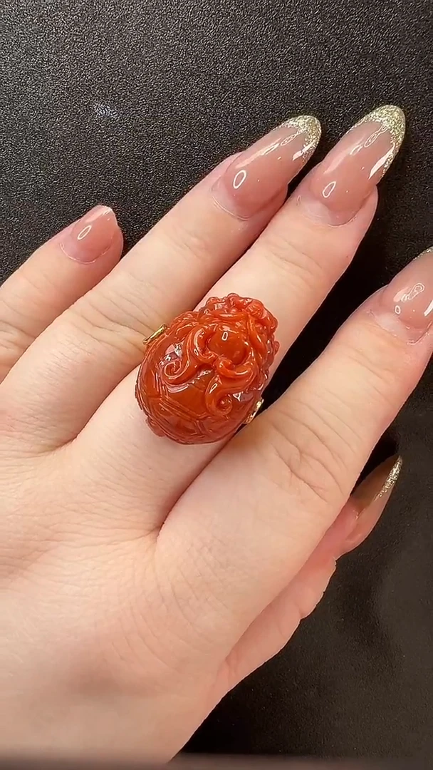 颈饰未镶嵌南红玛瑙戒指