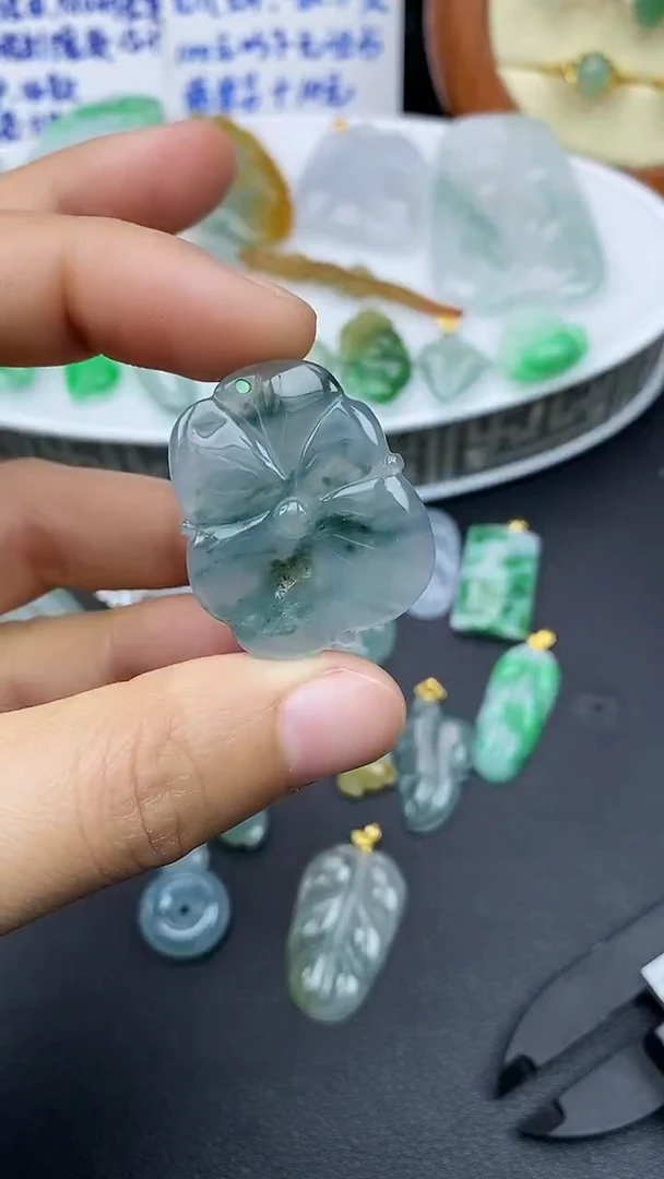 颈饰未镶嵌翡翠吊坠