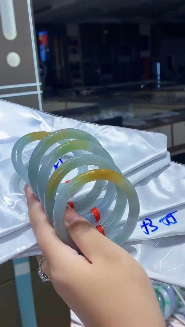 【大李珠宝】翡翠手镯多样性发其一kc---W221