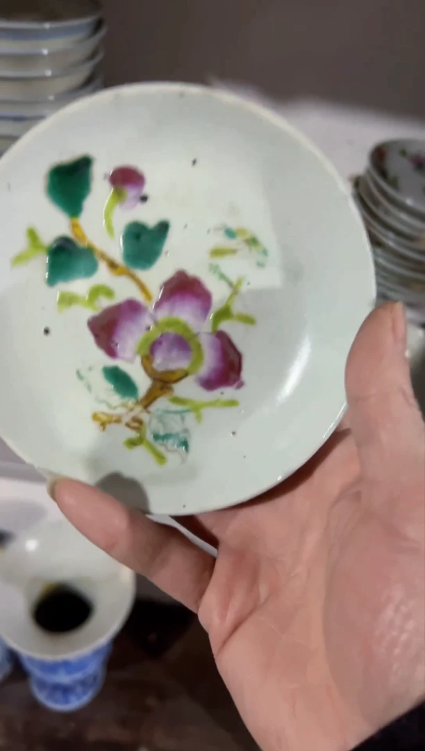 粉彩花卉寿桃小蝶