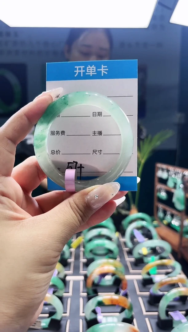 未镶嵌手镯石英质玉（非洲翠）手镯