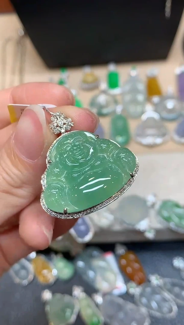 颈饰18K金镶嵌翡翠佛公【无服务费