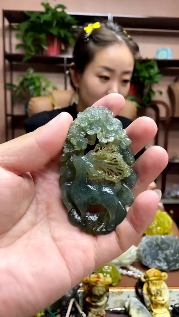 未镶嵌岫玉吊坠笑**尘·
