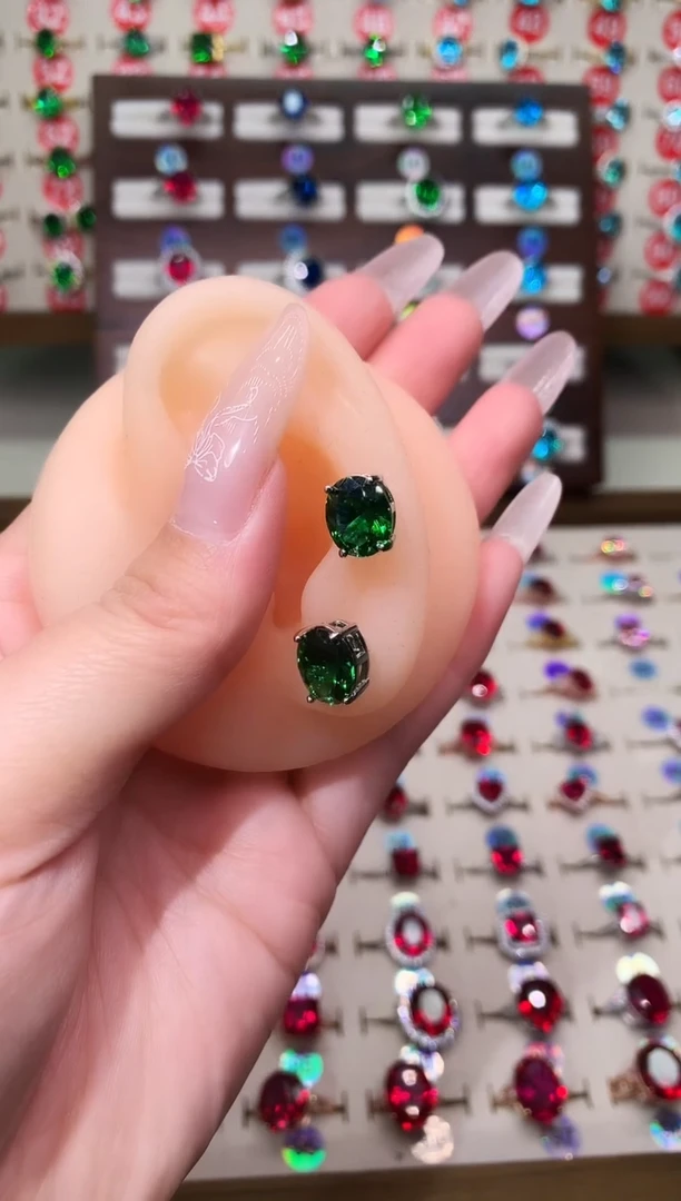 银S925镶嵌透辉石耳饰8*10 银托