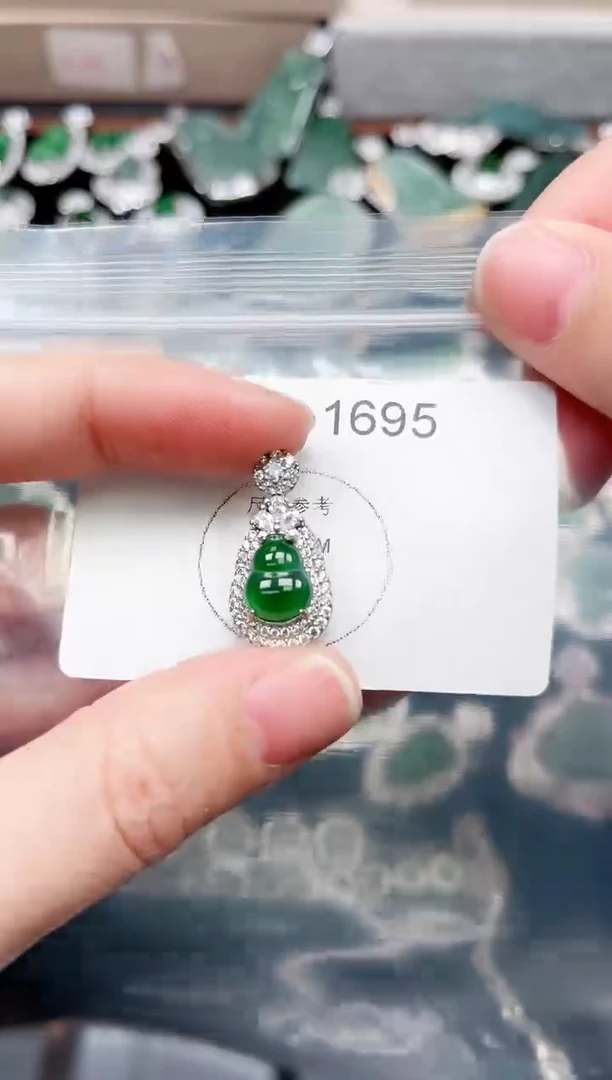 【闪购商品】翡翠颈饰未镶嵌1695赠皮绳