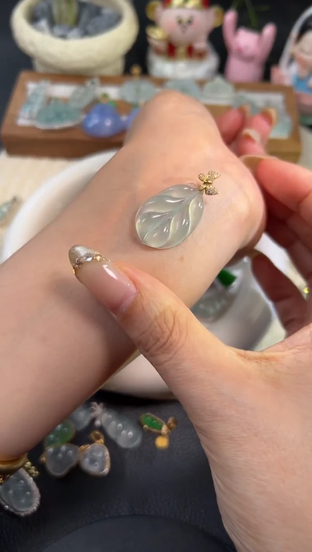 颈饰18K金镶嵌翡翠源头直播间