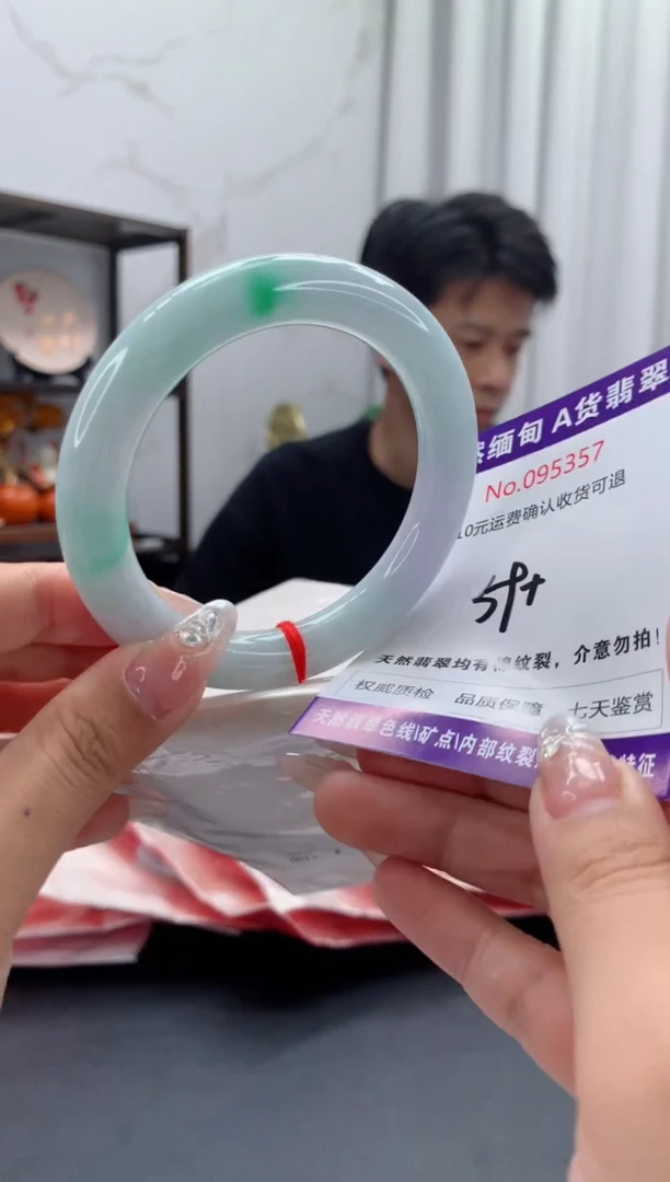未镶嵌手镯翡翠有纹，完美者勿拍