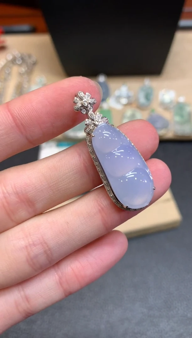 【闪购商品】翡翠颈饰18K金镶嵌福豆【无服务费】