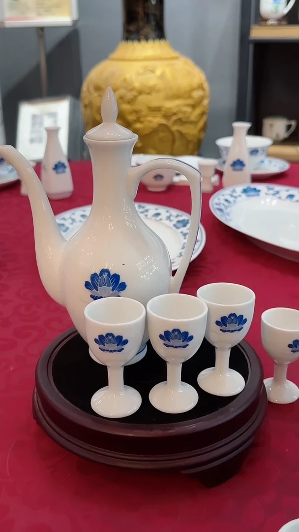 【闪购商品】釉中彩蓝芙蓉酒壶+高脚酒杯10杯