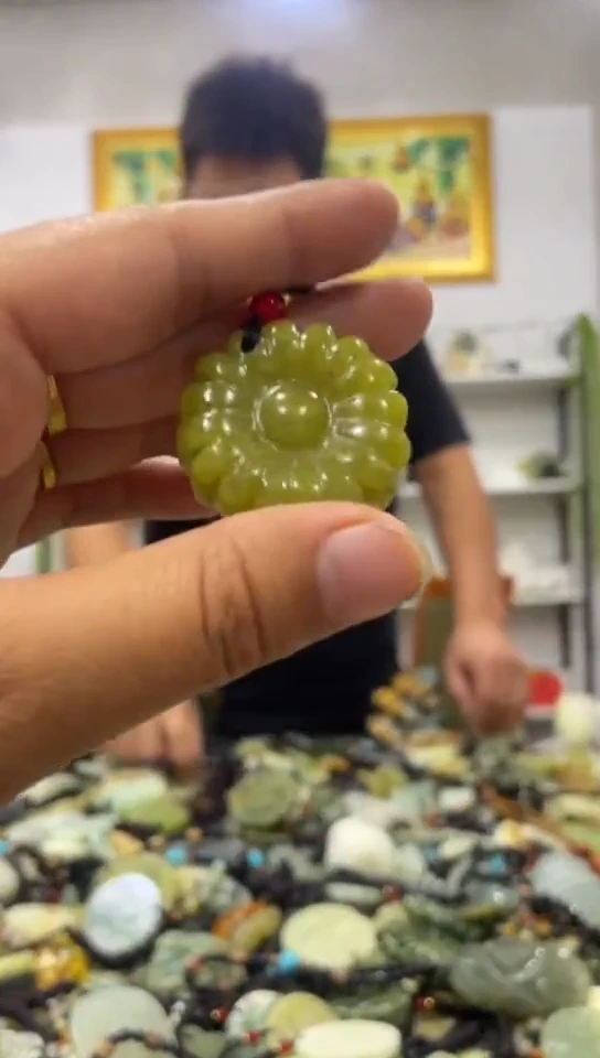 未镶嵌岫玉吊坠