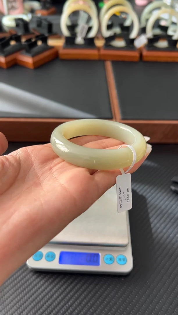 未镶嵌手镯和田玉且末微色差近矿54K