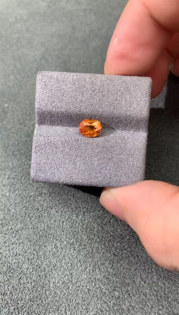 未镶嵌裸石石榴石（芬达石）1.09CT