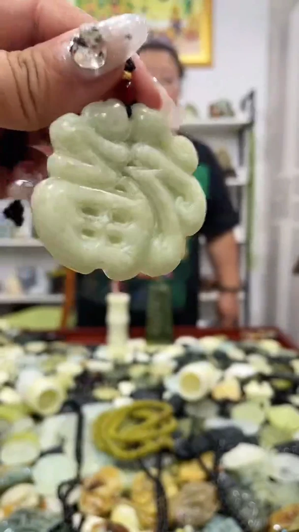 岫玉未镶嵌吊坠