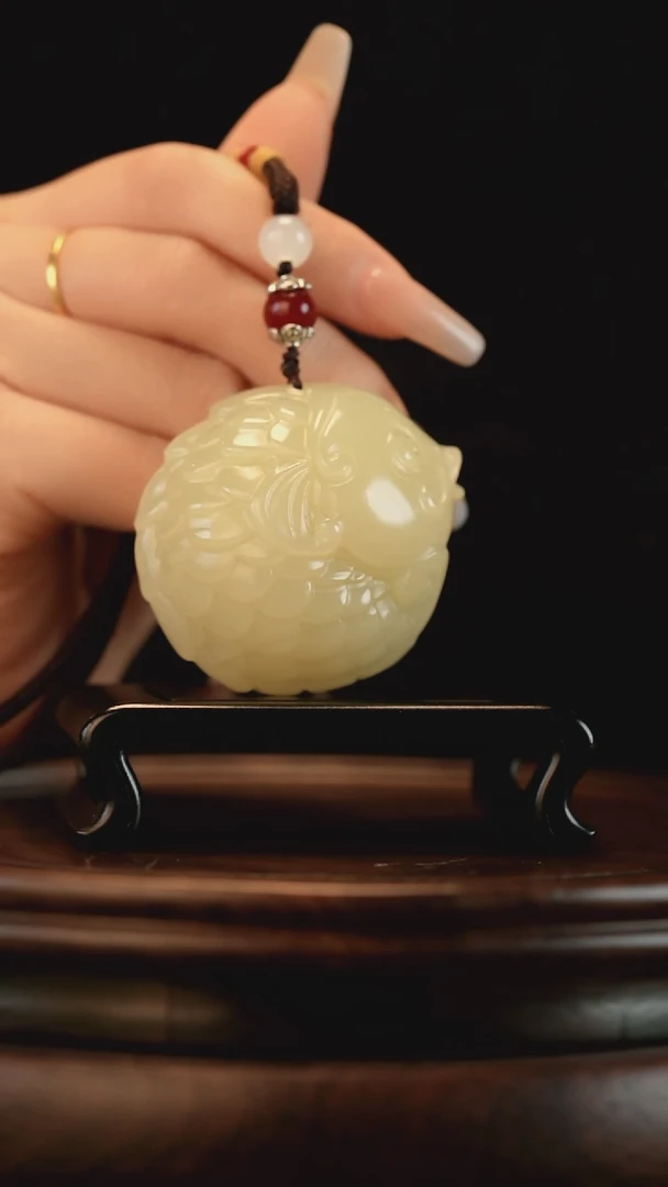云南石竹叶青雕刻：年年有余