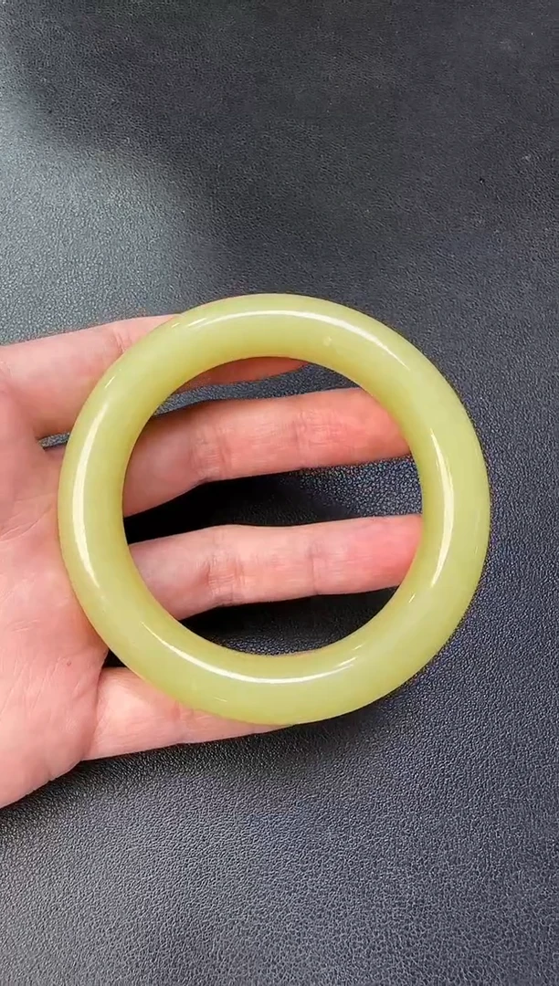 颈饰未镶嵌和田玉暴力鸡油黄圈口约58mm