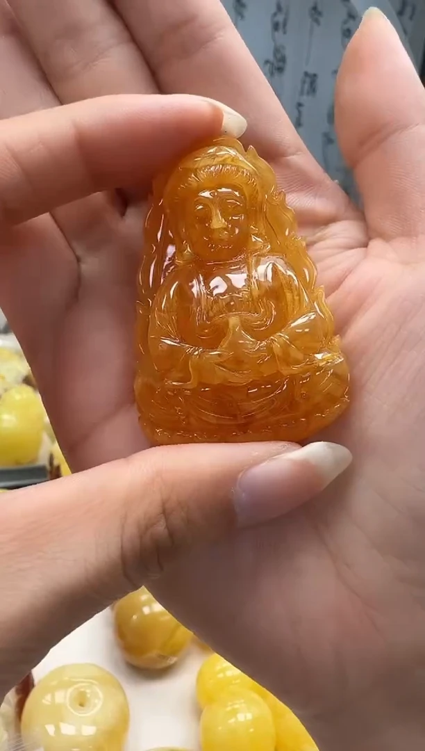 未镶嵌琥珀裸石如图