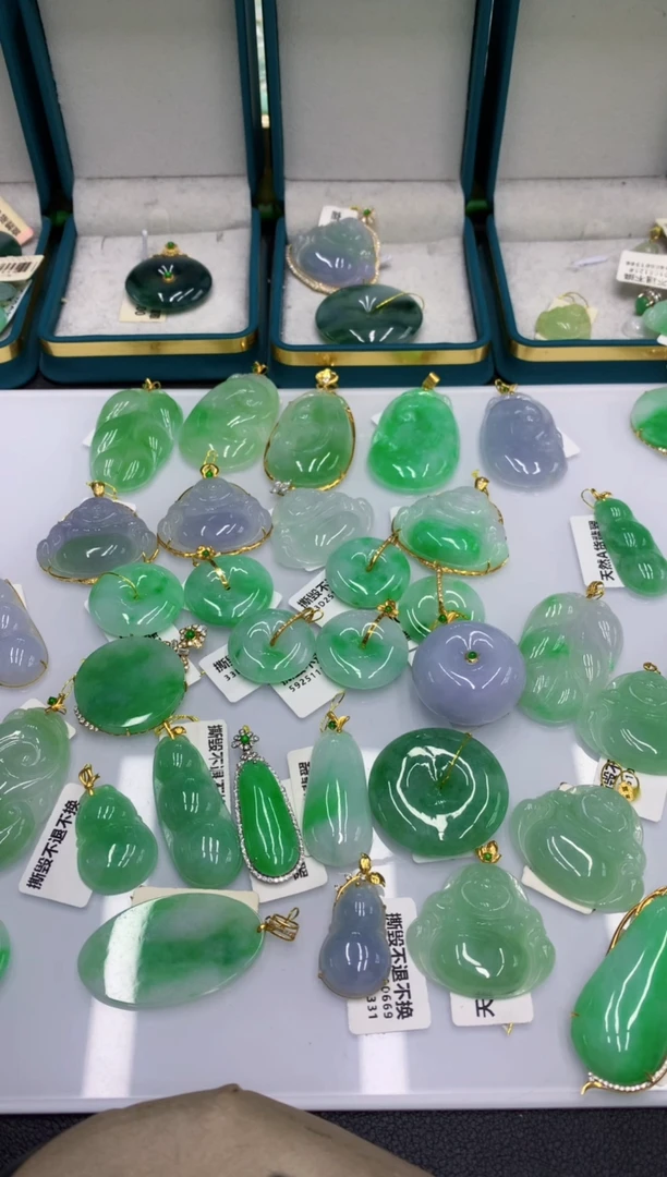 颈饰18K金镶嵌翡翠1111111111