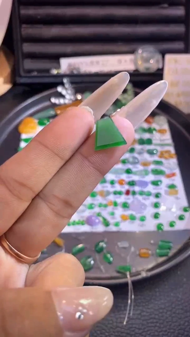 翡翠挂件未镶嵌牌