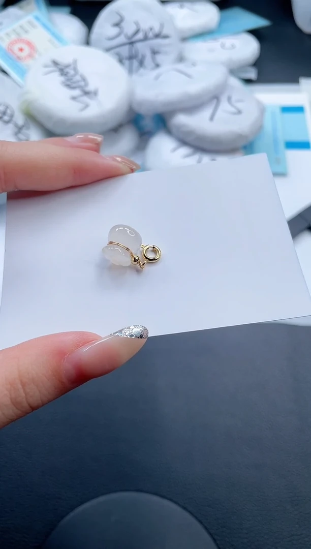 石英质玉未镶嵌颈饰福袋