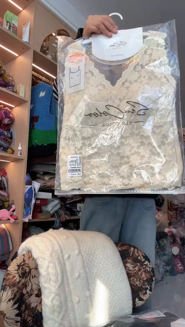 羊毛米白色宽肩美背