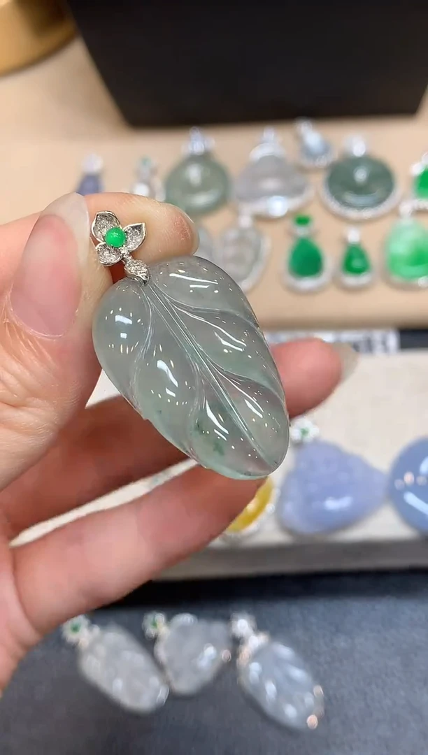 颈饰18K金镶嵌翡翠树叶【无服务费
